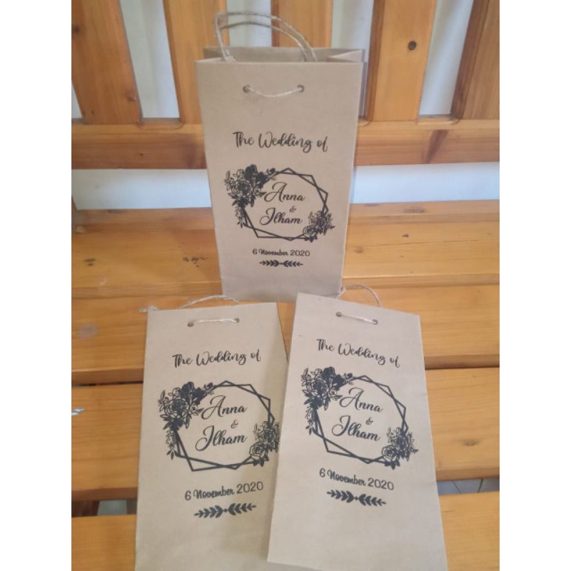 

Paperbag 10*6*25 untuk souvenir dan snack.