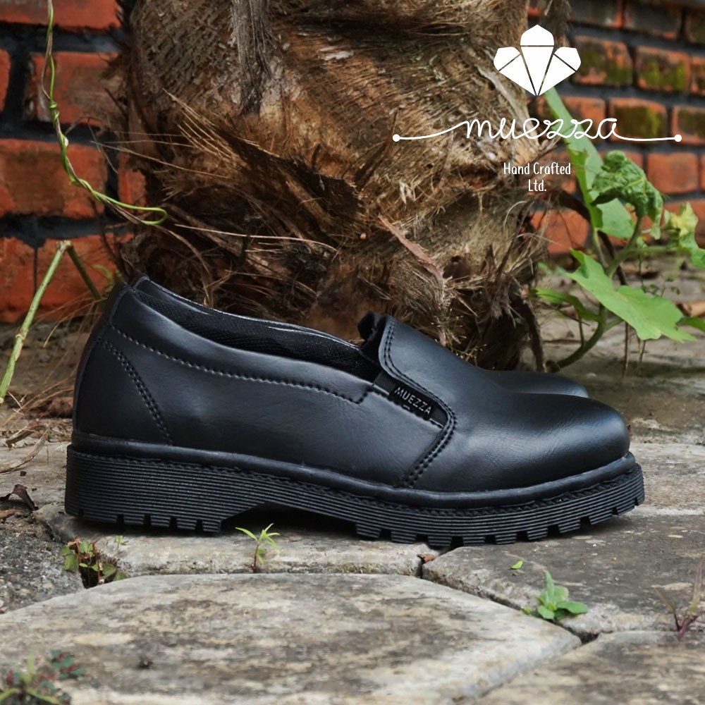 Sepatu Safety Wanita Slip On Ujung Besi Full Black Model Fashionable