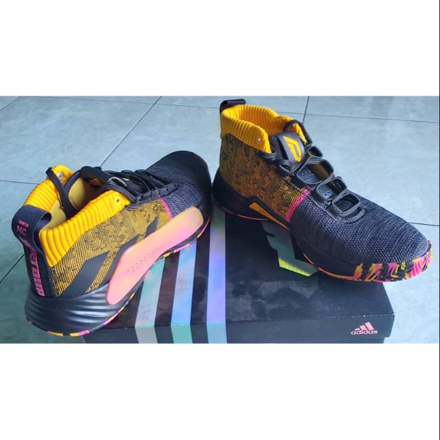 Sepatu basket Adidas Dame 5