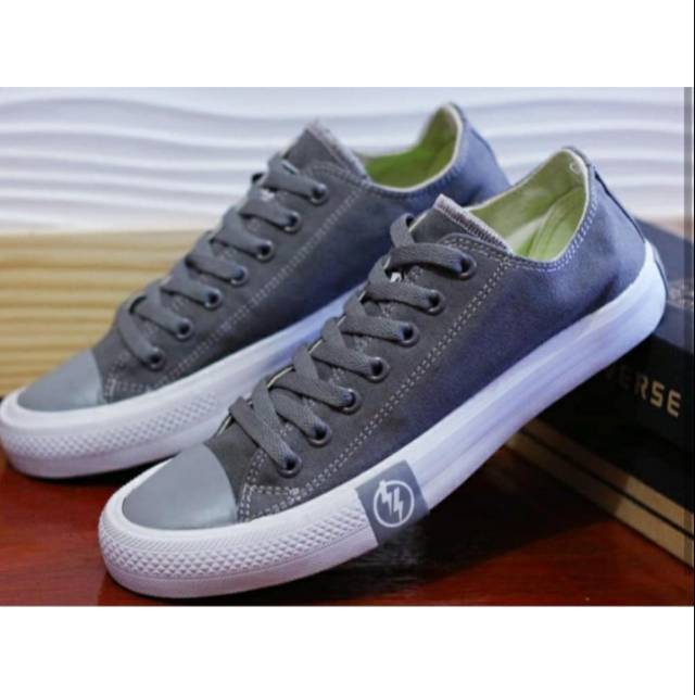 Sepatu converse petir