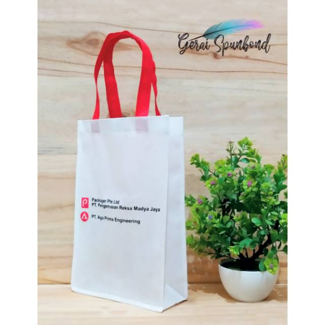 

Goodie Bag Spunbond Uk. 20cm x 7cm x 30cm Plus Sablon 2 Warna Custom Free Design