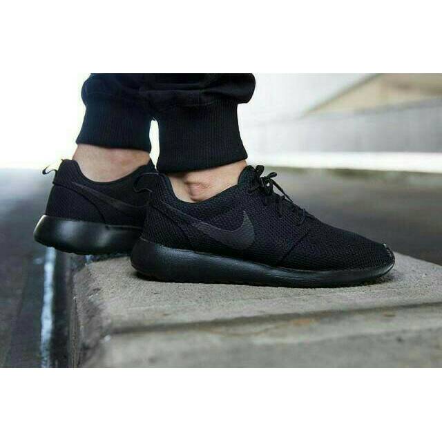 sepatu nike roshe run full black