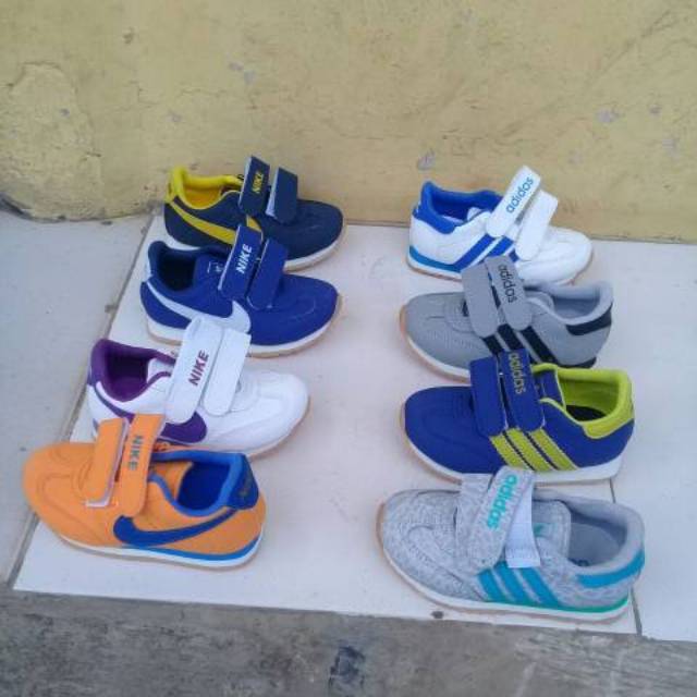 sepatu anak adidas/sepatu bola anak/sepatusekolah