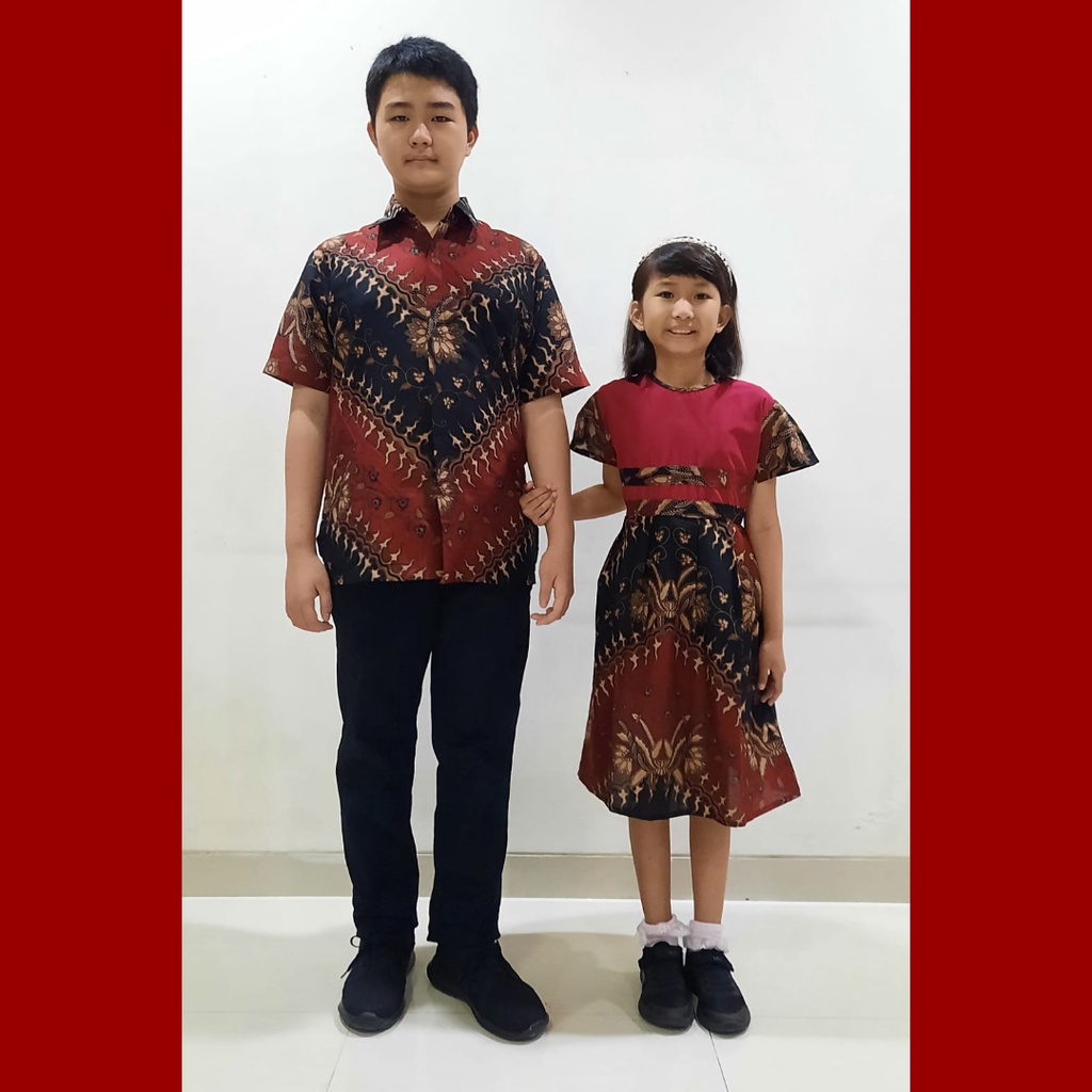 BATIK COUPLE MODERN PASANGAN KELUARGA AYAH ANAK KEBAYA SARIMBIT TUNIK JUMBO IBU DRESS ERINA POLA MERAH ANAK LAKI LAKI PEREMPUAN FAMILY KONDANGAN TERBARU NATAL LAMARAN KEKINIAN SET PREMIUM BIG SIZE SARIMBITAN REMAJA WANITA DRES