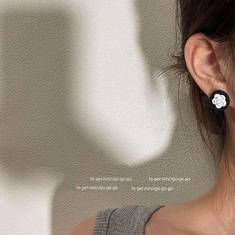 S925 Silver Plated Black Flower Earrings Biscuits Shape Ear Studs for Lovely Girls