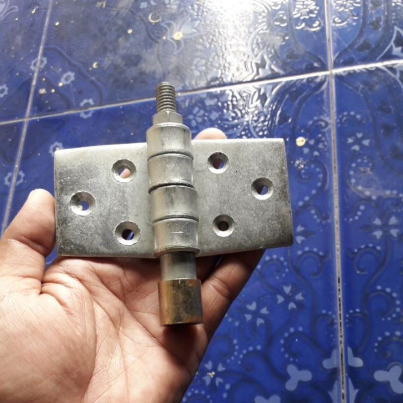 engsel kupu kecil bawah kuning