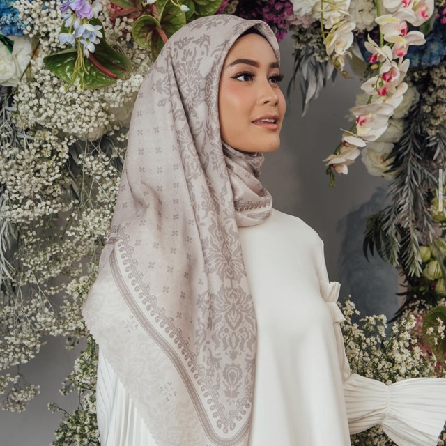 Anggrek scarf wearing klamby