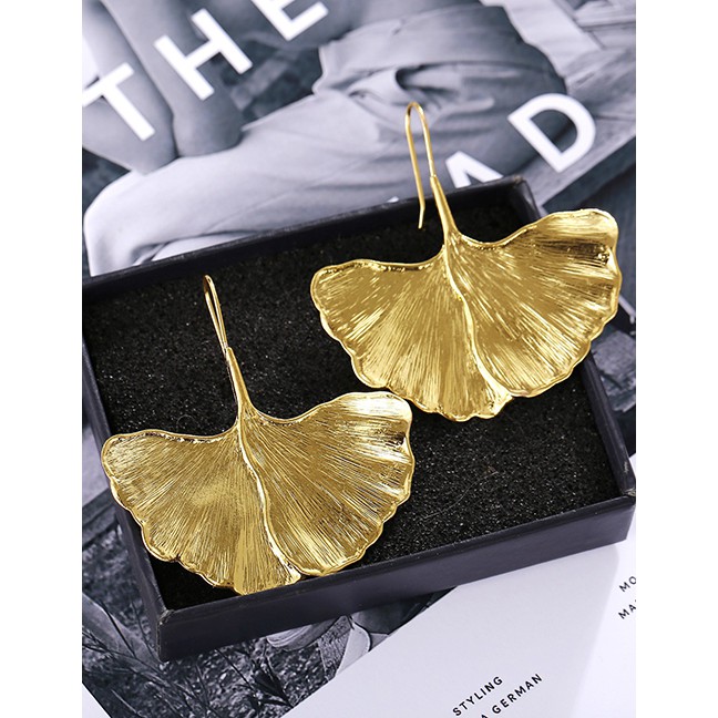 LRC  Anting Gantung Fashion Golden Brushed Ginkgo Leaf Earrings D67313