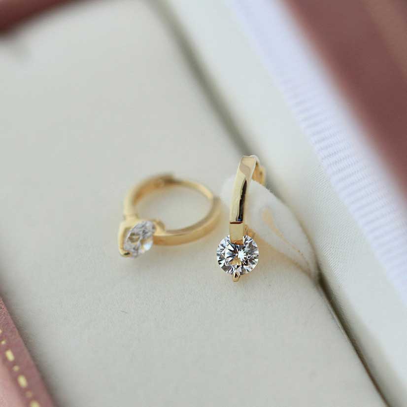 Anting Hoop Kristal Berlian Bahan Titanium Steel Warna Emas Gaya Korea Untuk Wanita