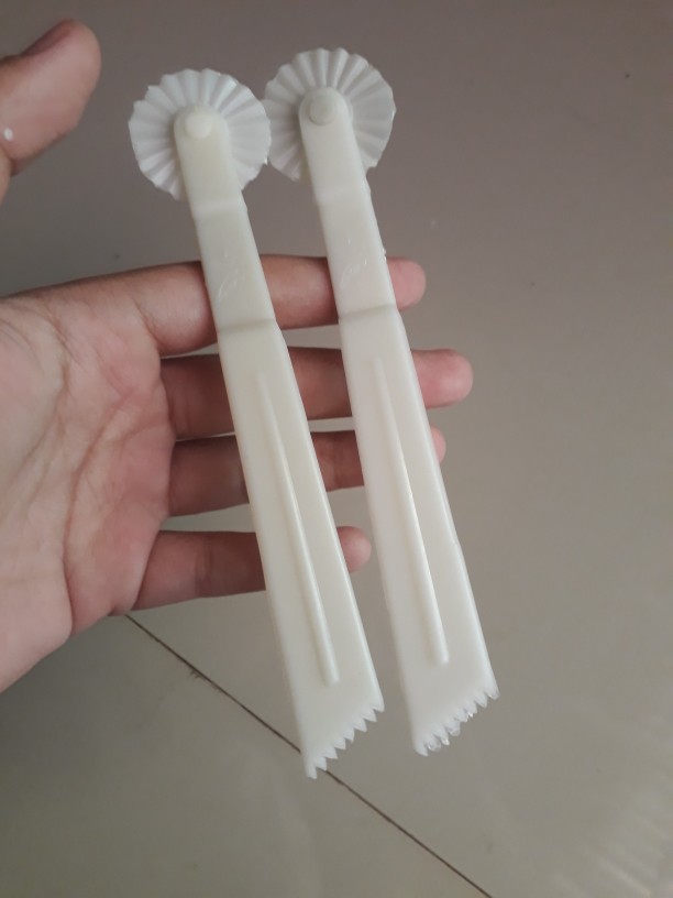 Penjepit Jepit Nastar Daun Dengan Roda Pemotong