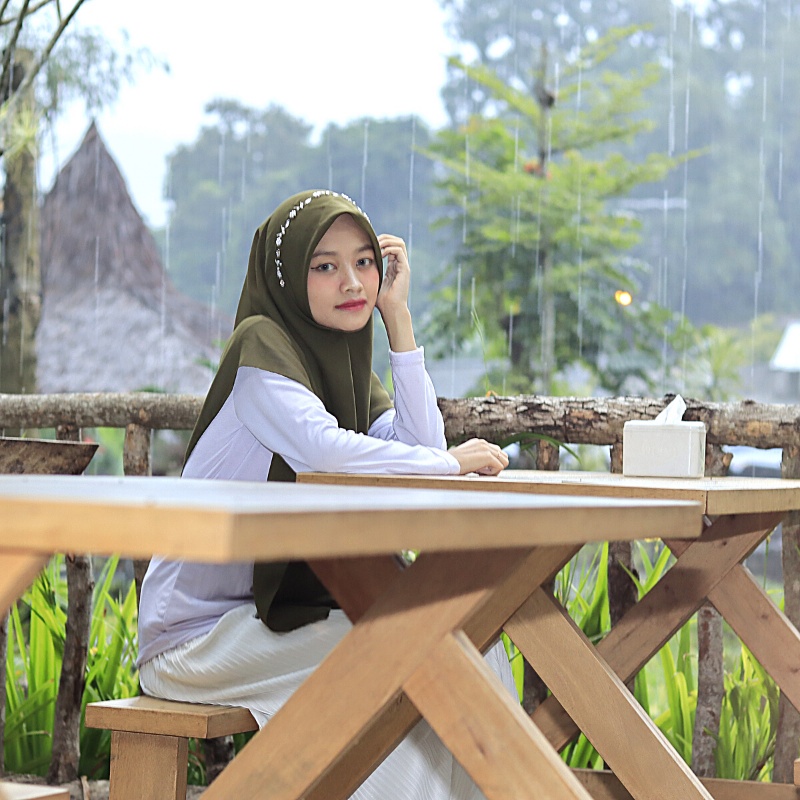 Jilbab segi empat payet/kerudung segi empat mutiara/scarf polly cotton payet swarovscki/hijab segi e