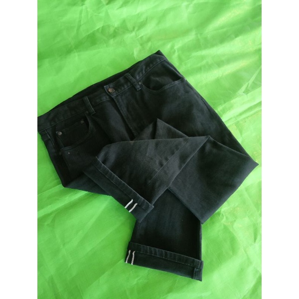 celana UNIQLO Selvedge bekas atau second.