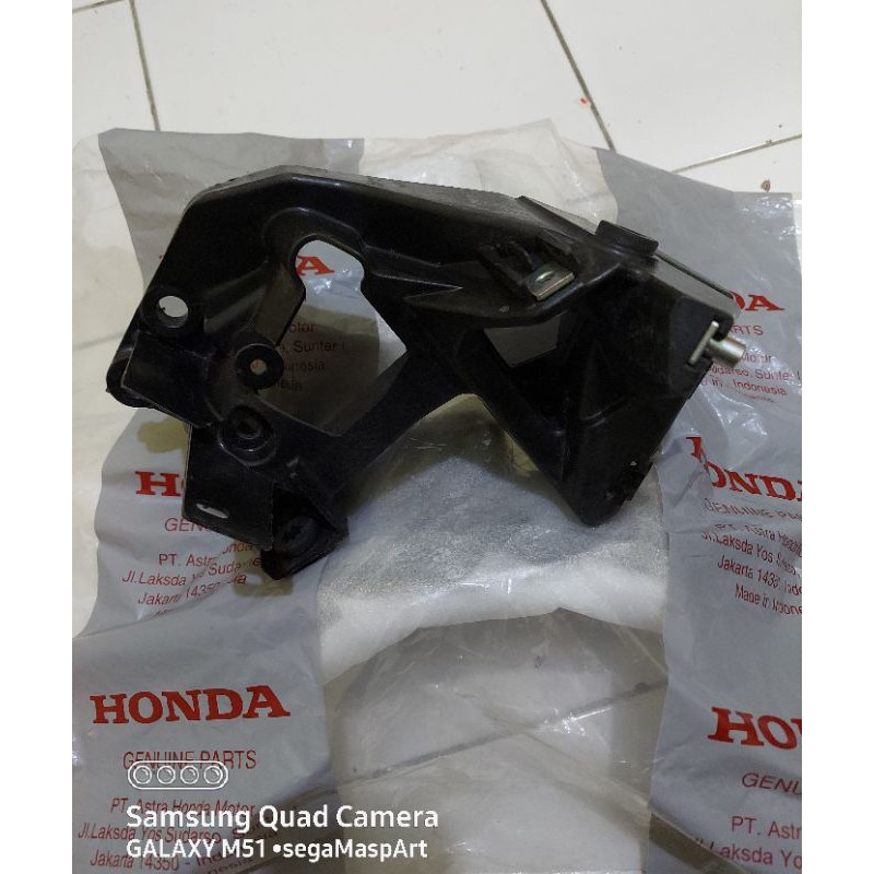 Dudukan panel tameng Honda New PCX 160 Kanan, stay front K1Z original