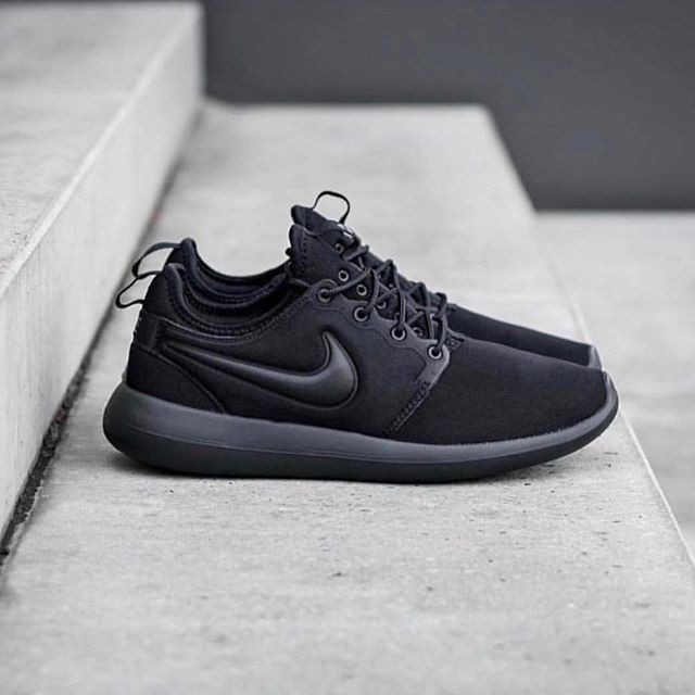 roshe two triple black