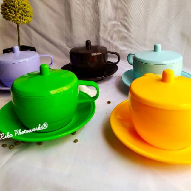 Cangkir set plastik - 1set (cangkir, tutupan, tatakan)