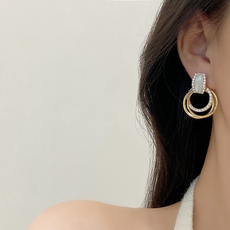 Anting Tusuk Bentuk Lingkaran Aksen Berlian Bahan 925 silver Untuk Wanita