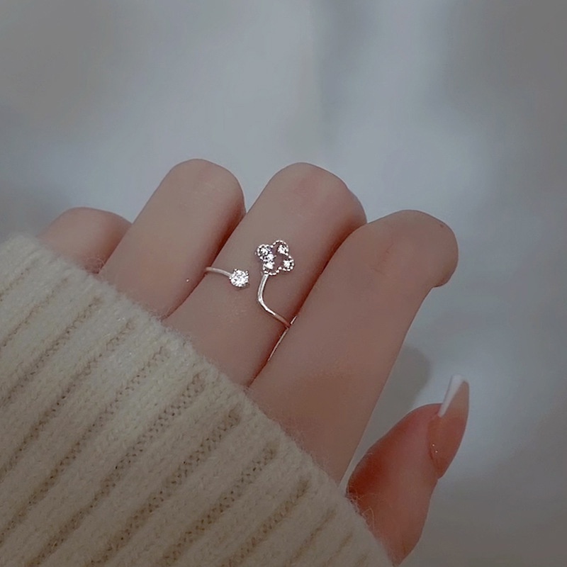 Perhiasan Cincin Alloy Lapis Silver Desain Bunga Hias Berlian Imitasi Untuk Wanita