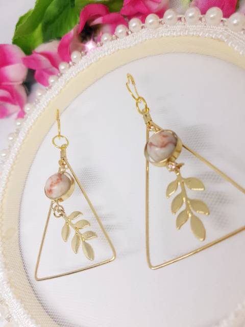 A17 Anting hijab segitiga gold daun