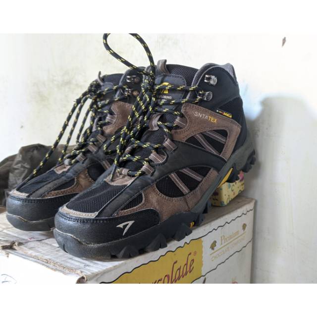 Sepatu gunung SNTA Tex