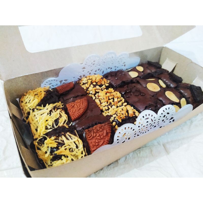 

Kue Brownies Shinny Bronis Fudgy Andun Topping Kacang Keju Oreo Choco chips Almond Size 18 potong