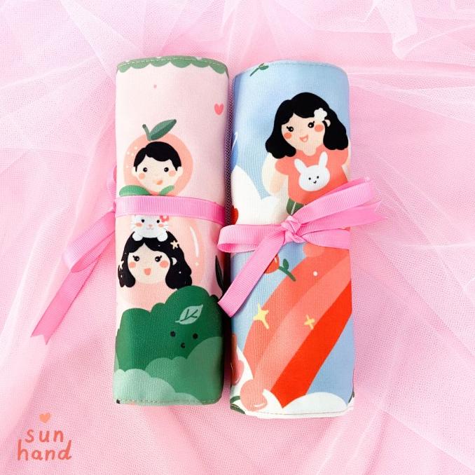 

BISA COD Roll-Up Pencil Case by Sun Hand | Tempat Pensil - Spidol-Brush Make up/TEMPAT PENSIL AESTHETIC/TEMPAT PENSIL ANAK PEREMPUAN/TEMPAT PENSIL LUCU/TEMPAT PENSIL 3D/TEMPAT PENSIL TRANSPARAN/TEMPAT PENSIL LUCU/TEMPAT PENSIL KOREA/TEMPAT PENSIL