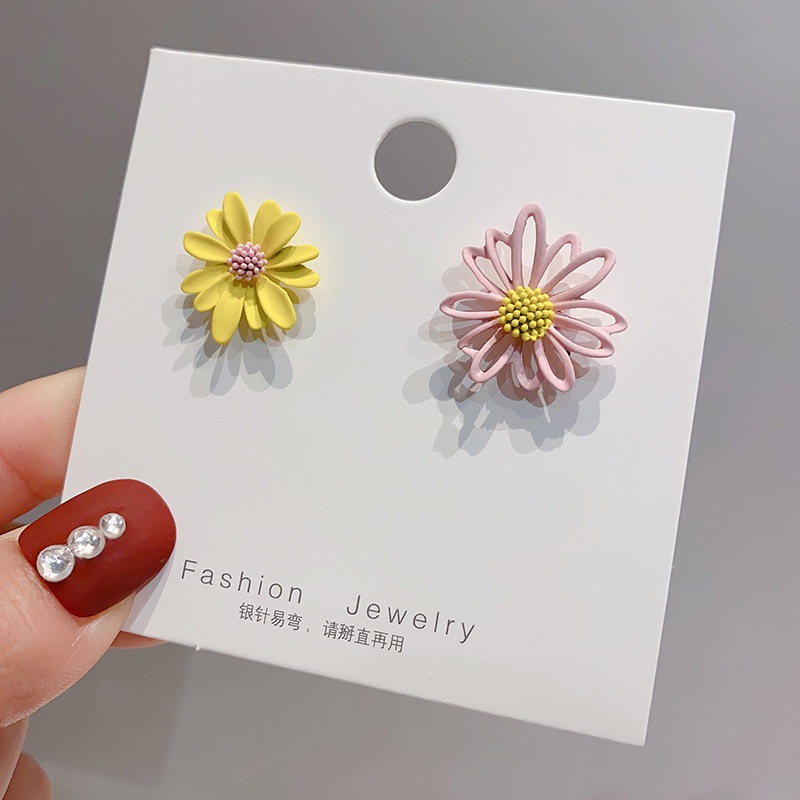 Daisy Flower Earrings Asymmetrical Korean Jewelry Cute Flower Small Stud Earrings For Women Fashion Sweet Earring