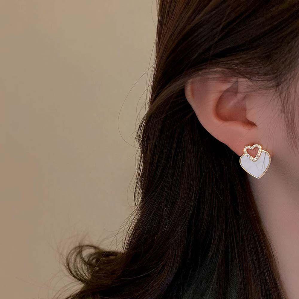 Mxbeauty Anting Pejantan Cinta Temperamen Elegan Berongga Fashion Perhiasan Asimetris Berlian Imitasi Alloy Ear Studs