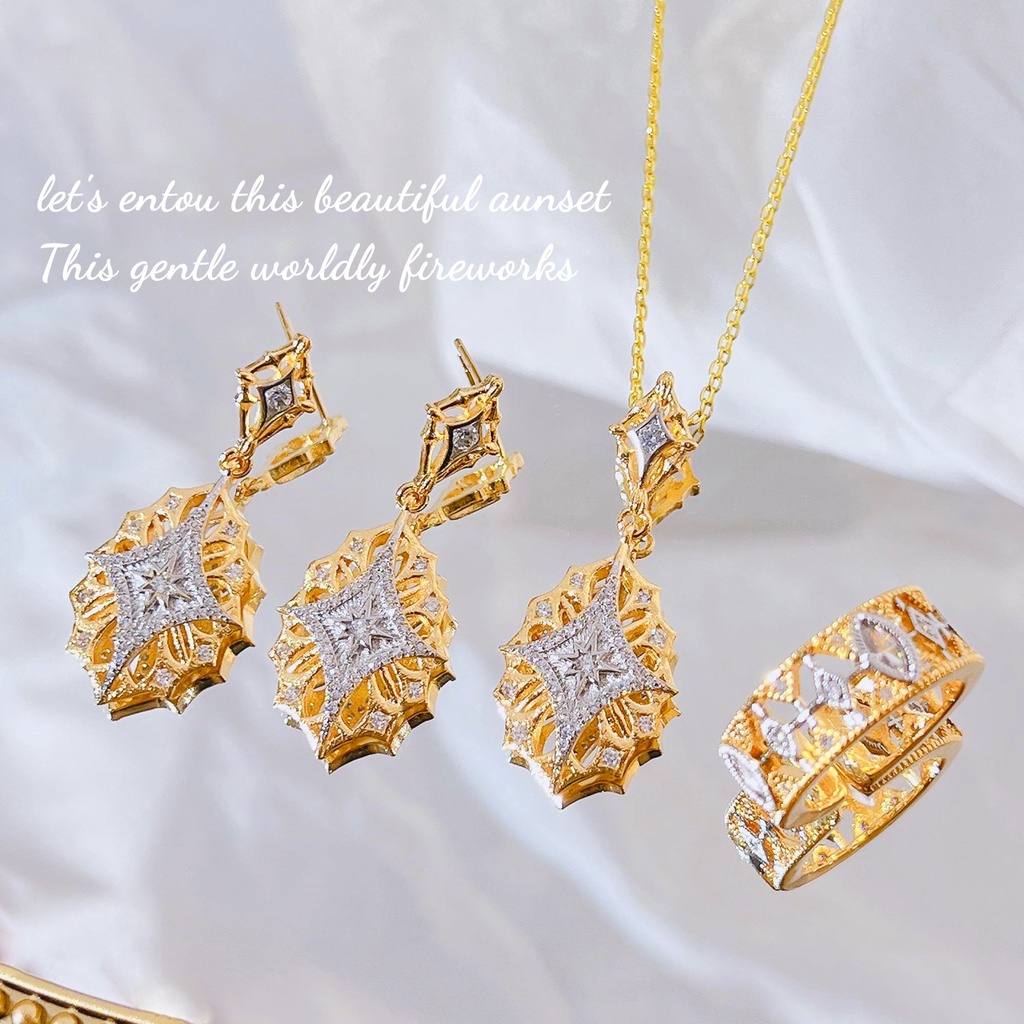 Goldkingdom Fashion Perhiasan 24K Bangkok Aksesoris Ready Stock Bertekstur Ukir Emas Asli Kadar 375 Kalung Wanita Empat Daun Semanggi Anting-Anting Retro Pengadilan Gaya Zamrud Cincin