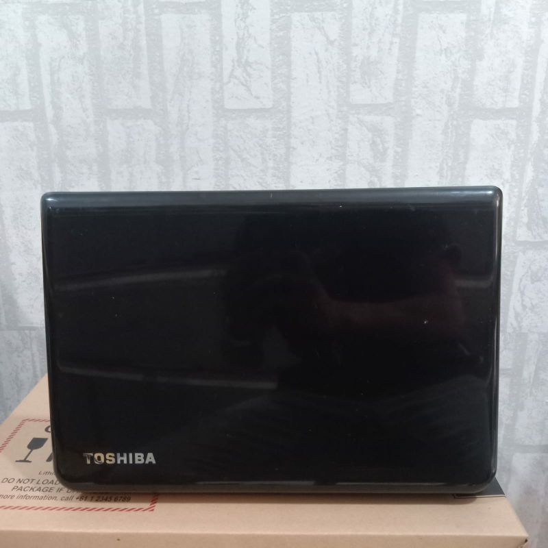 Laptop Toshiba SATELITE  L40 Intel Core i5-4200U Doble Vga Nvdia Geforce 740M Ram 4GB HDD 500GB Layar 14 inch