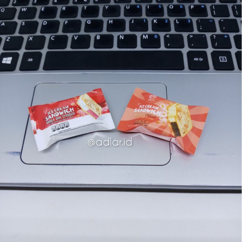 MINIATUR MAGNET TEMPELAN KULKAS SOUVENIR PRODUK ICE CREAM WALLS SANDWICH