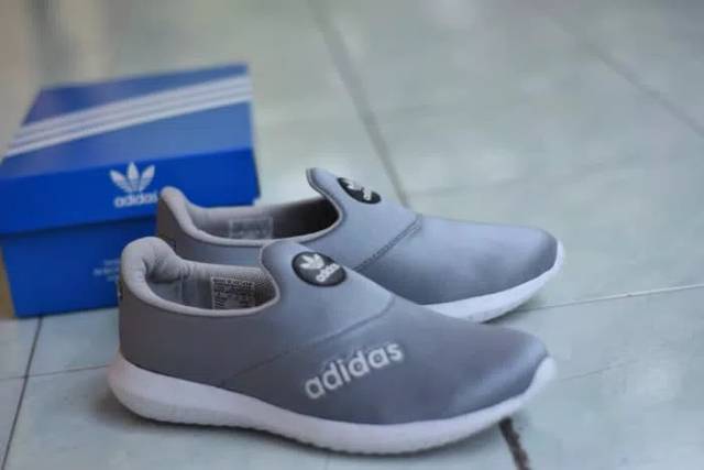 SEPATU SANTAI ADIDAS SLIP ON PRIA / SEPATU ADIDAS PRIA SANTI / WARNA SILVER