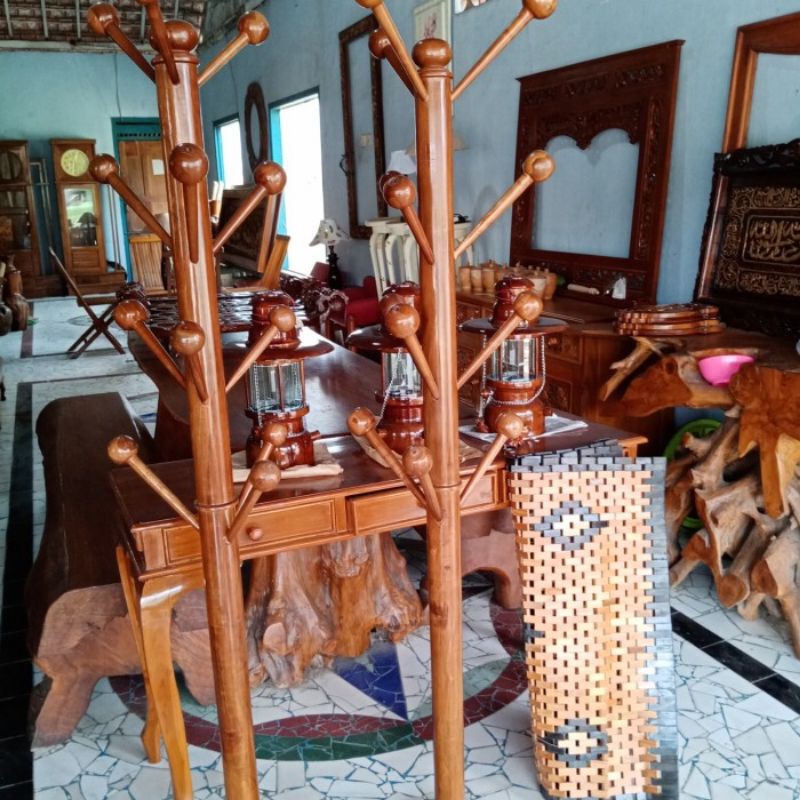 TEMPAT HELM TOPI DARI KAYU JATI ASLI 12 TANGKAI