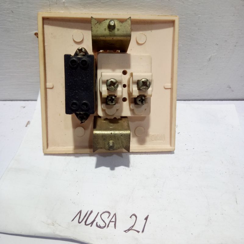 Saklar Tanam Dinding Doubel + 1 Colokan OMI 6A 250V / Saklar 2 Gang Dengan 1 Colokan