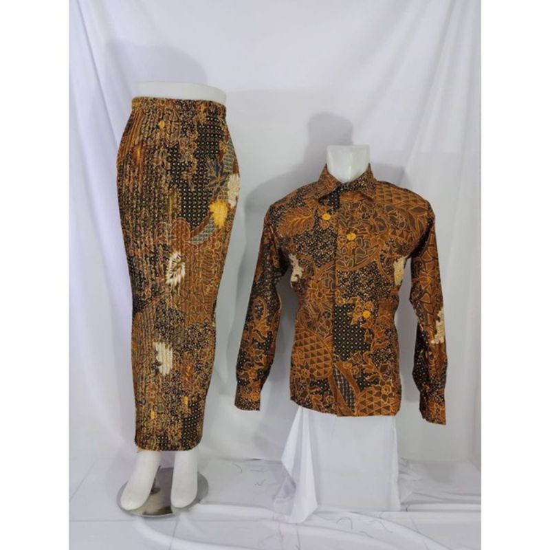 Couplan Rok Batik dan Kemeja Lengan Panjang