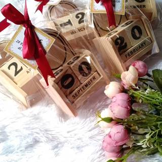 SOUVENIR PERNIKAHAN KALENDER ABADI KEMAS PLASTIK SOUVENIR PERNIKAHAN KALENDER ABADI KEMAS PLASTIK