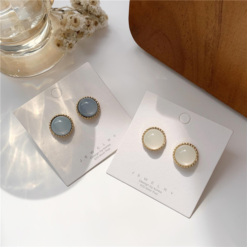 Anting S925 silver needle Bentuk Bulat Geometris Bahan resin Warna Putih Gaya retro Untuk Perempuan