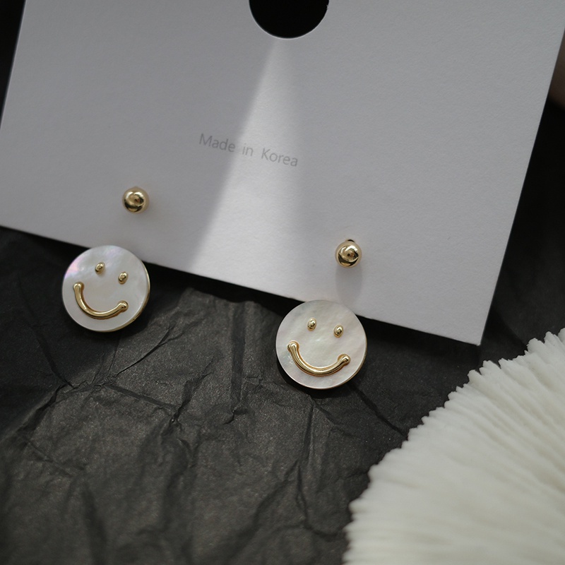 Aksesoris fashion wanita anting-anting smiley manis dan imut gaya Korea sederhana dan serbaguna