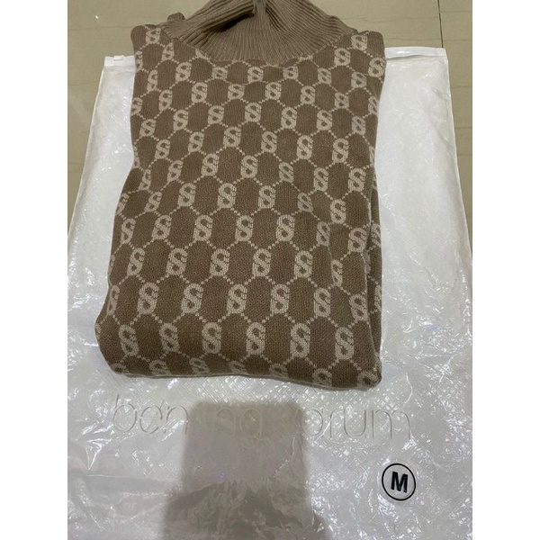 Preloved comfy signature sweater benang jarum Buttonscarves size M ( taupe ) Like new