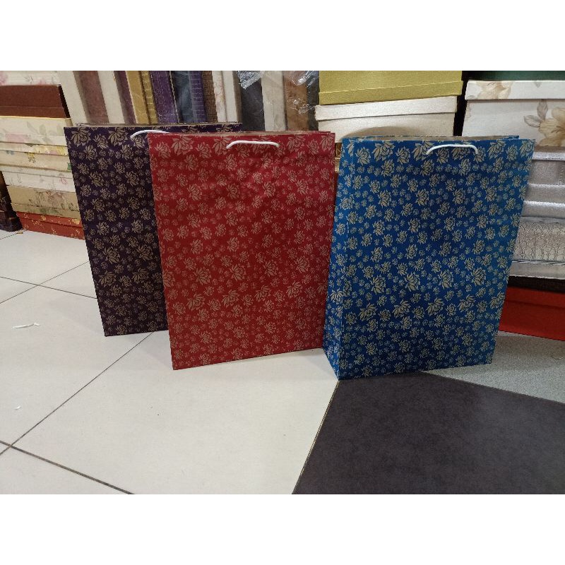 

paper bag xl batik new isi 12 pcs satu lusin satu warna mksh