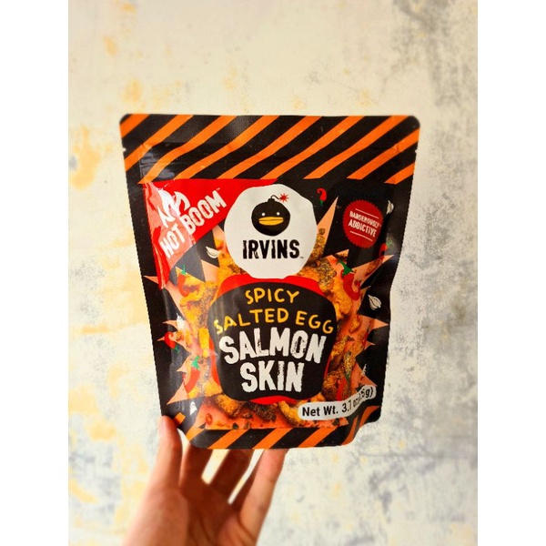 Jual IRVINS Hot Bomb Salted Egg Salmon Skin 105 Gram (Made In Singapore ...