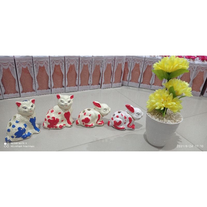 

tempat pensil caracter