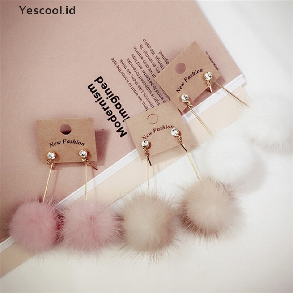 Anting Stud Panjang Desain Bola Pompom Bulu Lembut Untuk Wanita