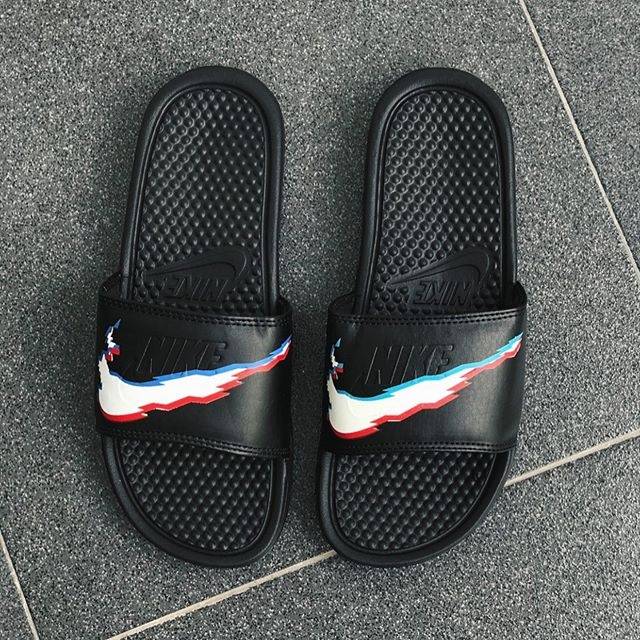 nike slides benassi swoosh