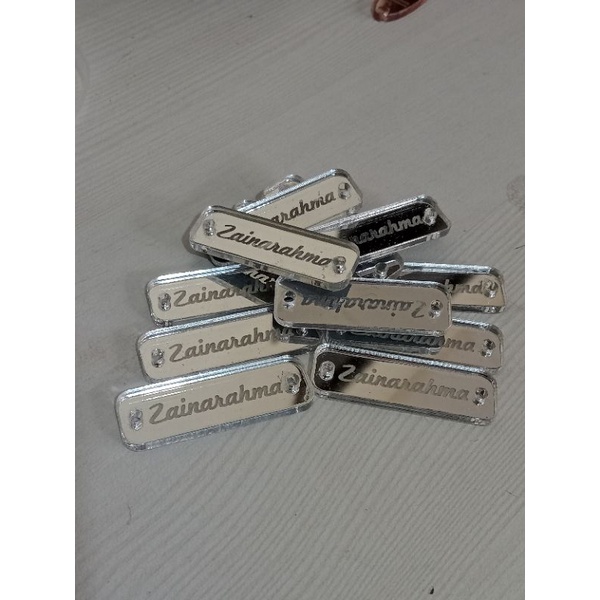 

50 pcs label akrilik Zainarahma ukuran 1x3 cm