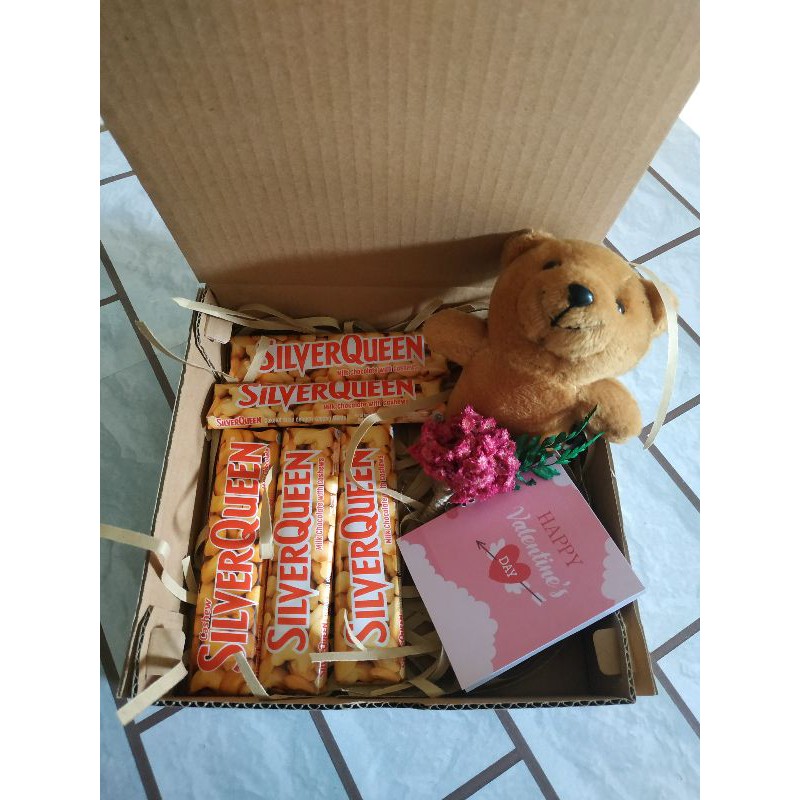 

box hampers , hadiah kado ulang tahun,boks hampers,coklat boneka