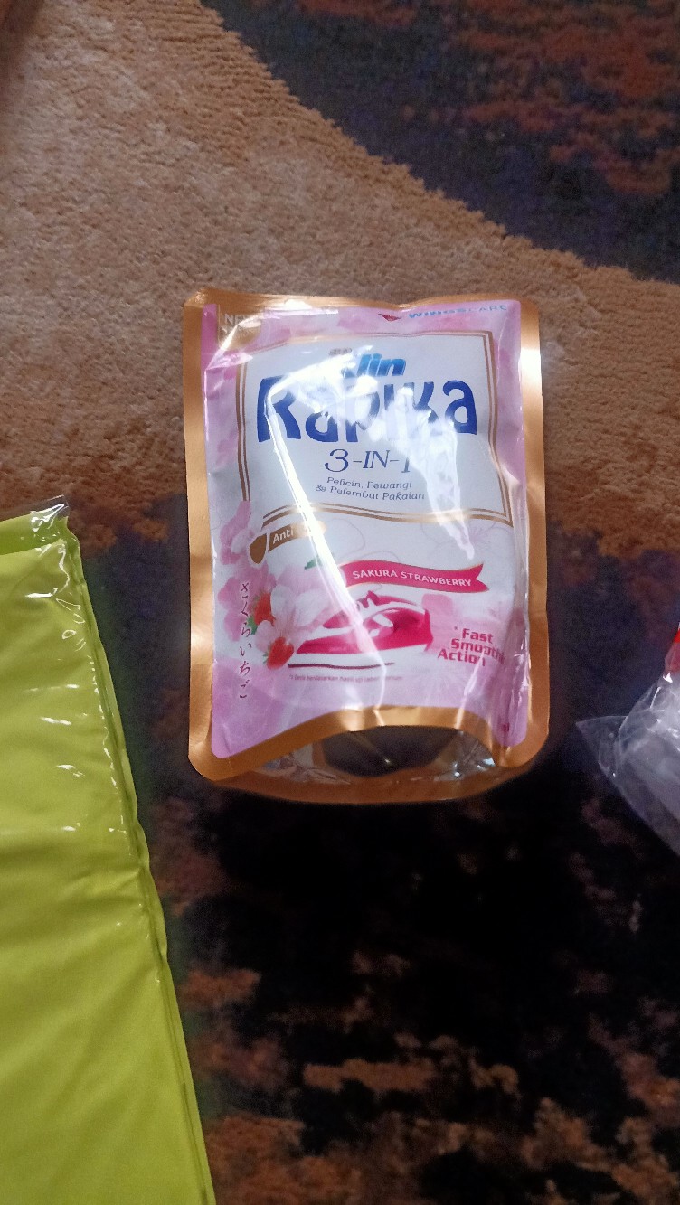 Pewangi/ Pelembut Pakaian/ Refill Rapika Merah Pouch 400 Ml 8034342