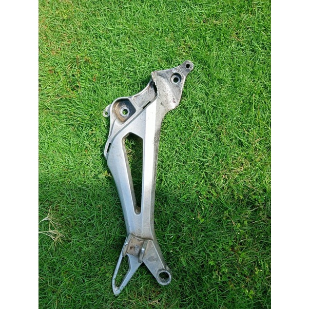 dudukan tostep postep foostep foostep breket belakang kanan Honda Revo lama Supra x 125 original