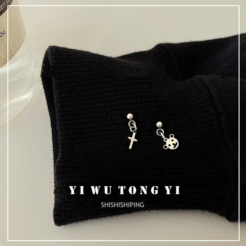 Anting Tusuk Motif Beruang Simple Untuk Wanita