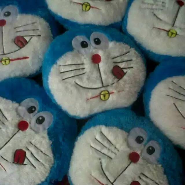 Bantal bulu kepala doraemon