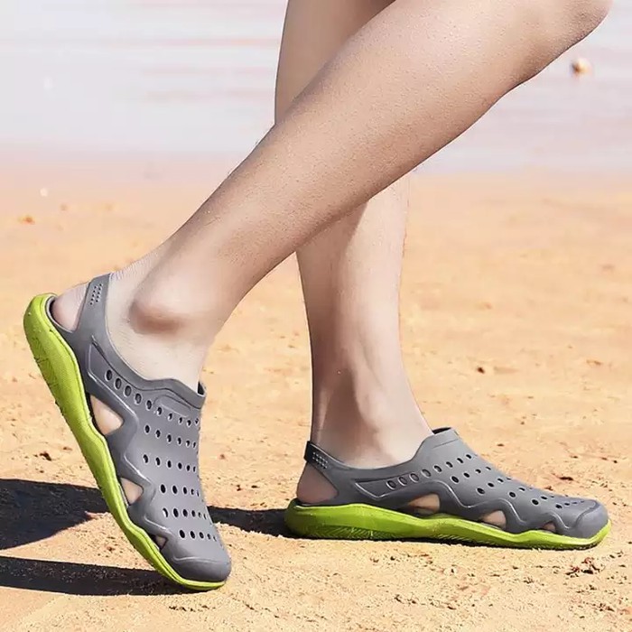 Sepatu cowok pria karet mirip crocs swiftwater wave
